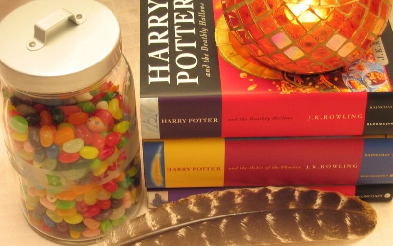 Moja go-to knjiga, ko se začnem učiti novega jezika, je katera iz zbirke o Harryju Potterju.