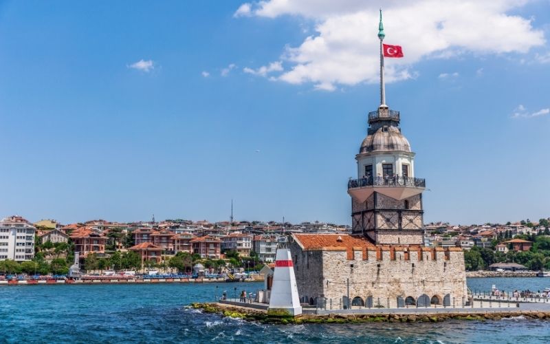 Deviški stolp je ena izmed največjih istanbulskih znamenitosti in je prava stalnica v turških serijah.
