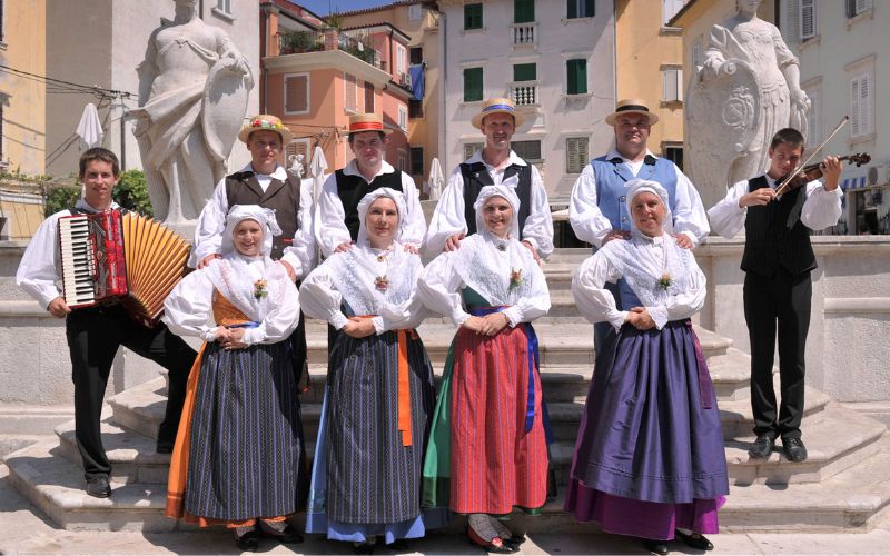 Kakor se razlikujejo slovenske narodne noše, se razlikujejo tudi glasovi v slovenščini (foto: http://www.fs-rozmarin.si). 